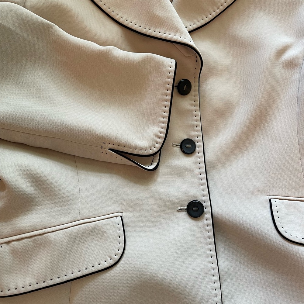 TAHARI by ARTHUR S LEVINE ~ TAN JACKET ~ BLACK CONTRAST STITCHING, TRIM, BUTTONS